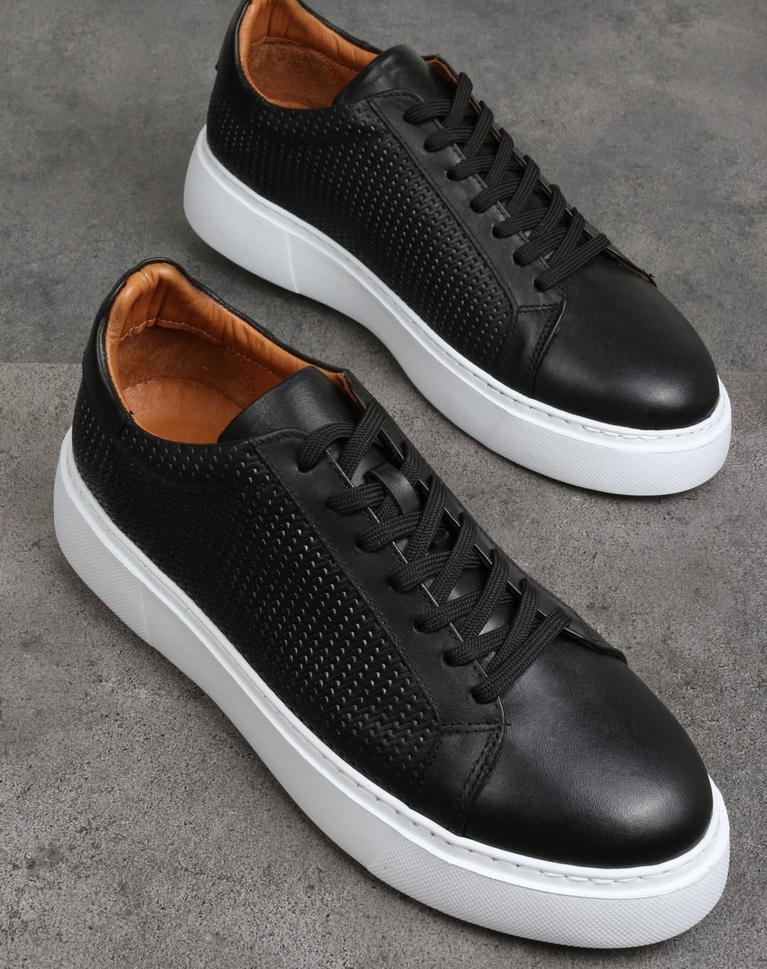 Classic Black Sneaker M200